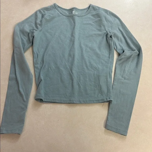 Hollister Long Sleeve Tee in Muted Green๐ฏ - Picture 1 of 5